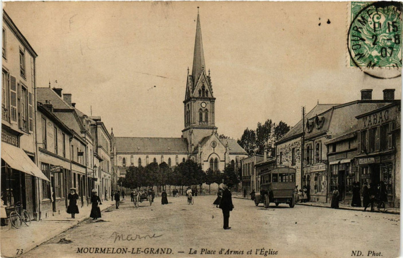 Carte postale ancienne Mourmelon-le-Grand - La Place d'Armes à Mourmelon-le-Grand