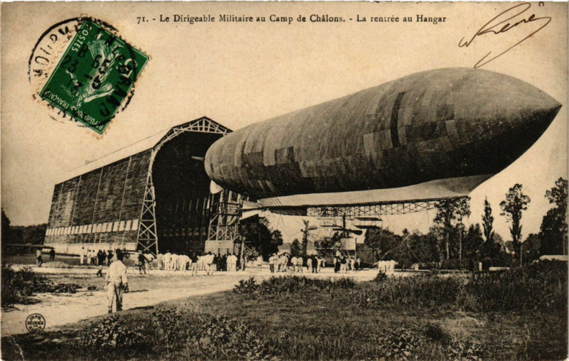 Carte postale ancienne Le Dirigeable Militaire au Camp de Chalons