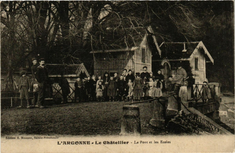 Carte postale ancienne Le Chatellier - Le Pont et les Ecoles