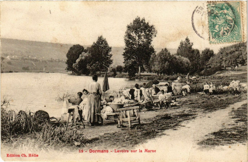 Carte postale ancienne Dormans - Lavoirs sur la Marne à Dormans
