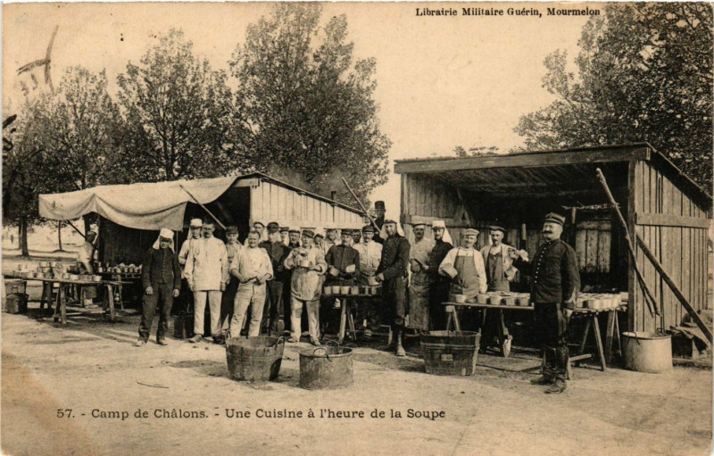Carte postale ancienne Camp de Chalons - Une cusune a l'Heure de la Soupe
