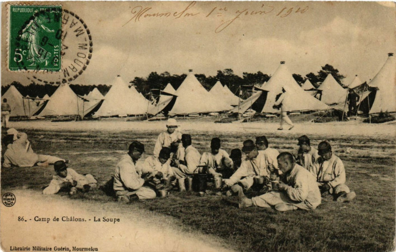 Carte postale ancienne Camp de Chalons - La soupe