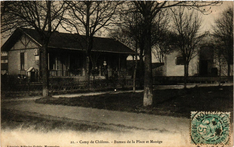 Carte postale ancienne Camp de Chalons - Bureau de la Place et Manege