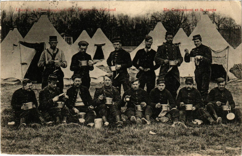 Carte postale ancienne Un campement et la Soupe