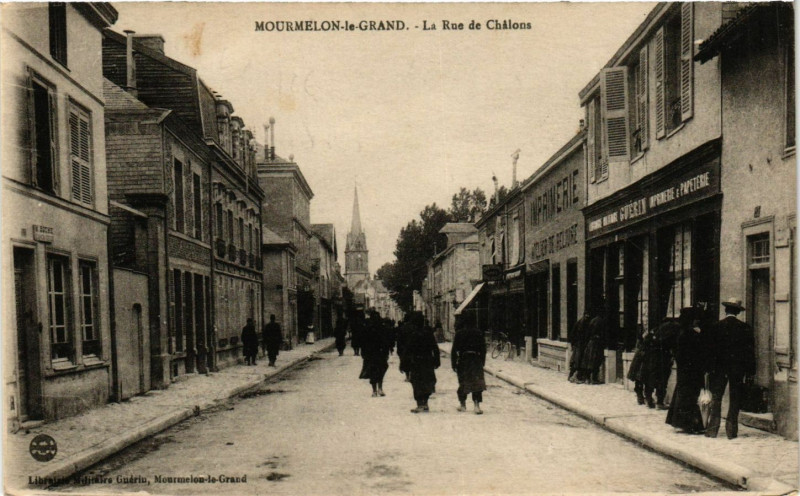 Carte postale ancienne Mourmelon-le-Grand - La Rue de Chalons à Mourmelon-le-Grand