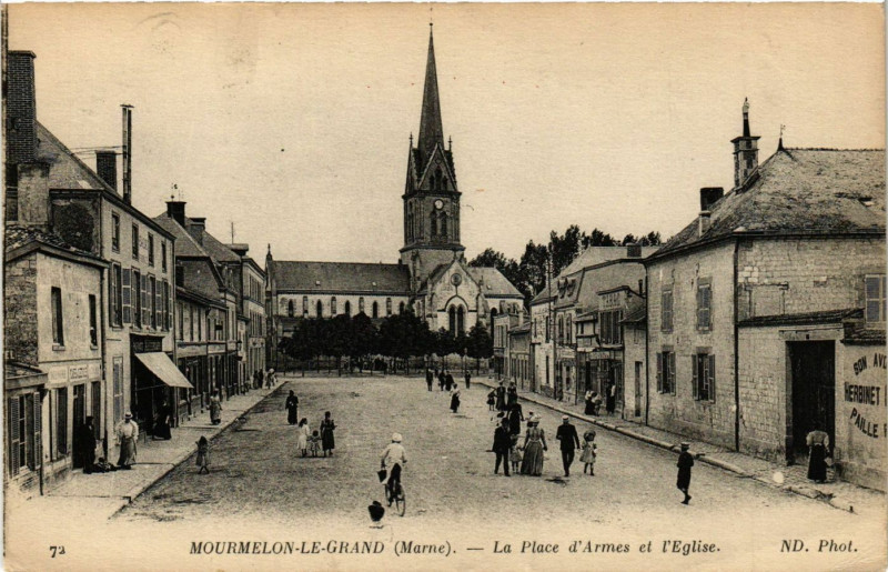 Carte postale ancienne Mourmelon-le-Grand - La Place d'armes à Mourmelon-le-Grand