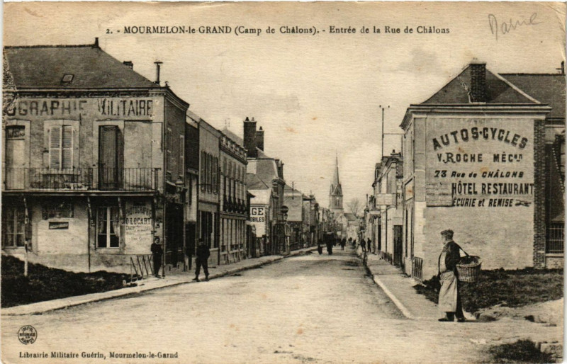 Carte postale ancienne Mourmelon-le-Grand - Entrée de la Rue à Mourmelon-le-Grand