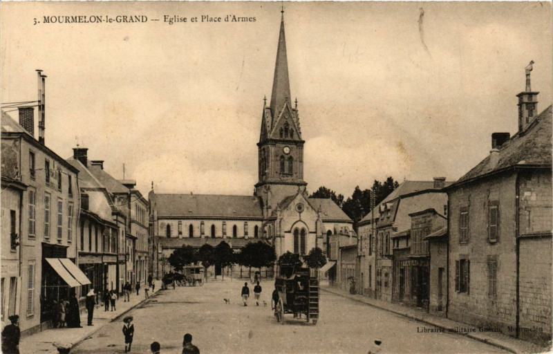 Carte postale ancienne Mourmelon-le-Grand - Eglise et Place d'Armes à Mourmelon-le-Grand