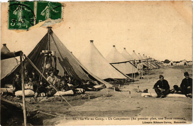 Carte postale ancienne La Vie au Camp - Un Campement