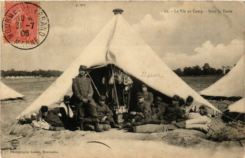 Carte postale ancienne La Vie au Camp - Sous la Tente
