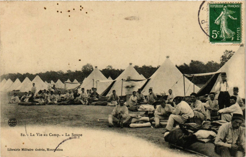 Carte postale ancienne La Vie au Camp - La Soupe