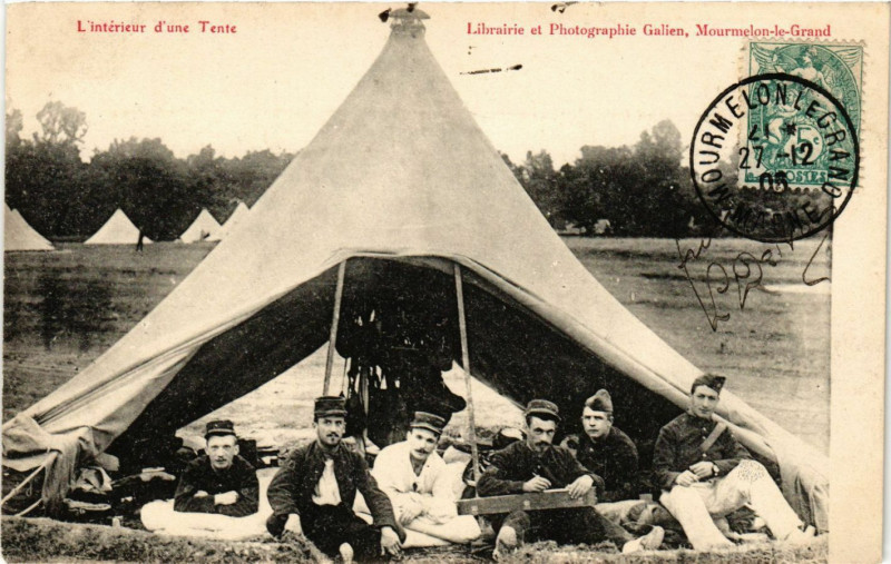 Carte postale ancienne L'Interieur d'Une Tente