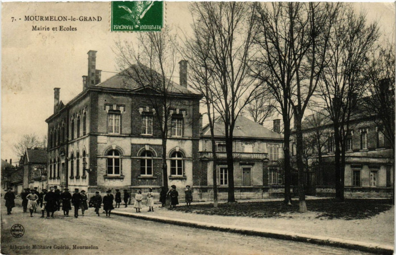 Carte postale ancienne Mourmelon-le-Grand - Mairie et Ecoles à Mourmelon-le-Grand