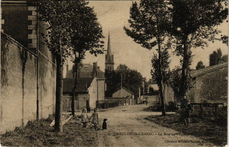 Carte postale ancienne Mourmelon-le-Grand - La Rue de l'Eglise à Mourmelon-le-Grand