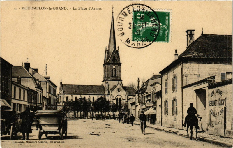 Carte postale ancienne Mourmelon-le-Grand - La Place d'armes à Mourmelon-le-Grand