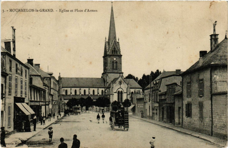 Carte postale ancienne Mourmelon-le-Grand - Eglise et Place d'Armes à Mourmelon-le-Grand