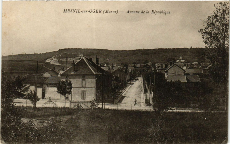 Carte postale ancienne Mesnil sur Oger - Avenue de la Republique