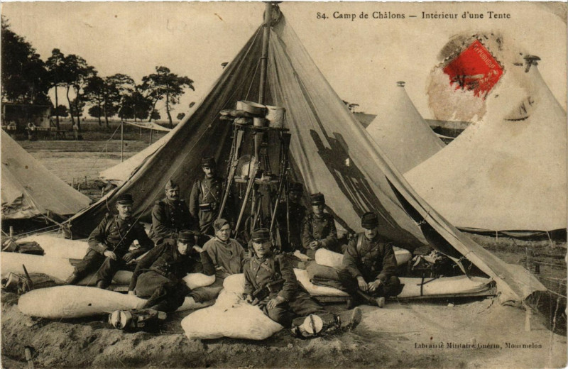 Carte postale ancienne Camp de Chalons - Interieur d'Une Tente