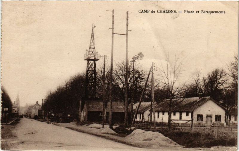 Carte postale ancienne Camp de Chalons - Phare et Baraquements