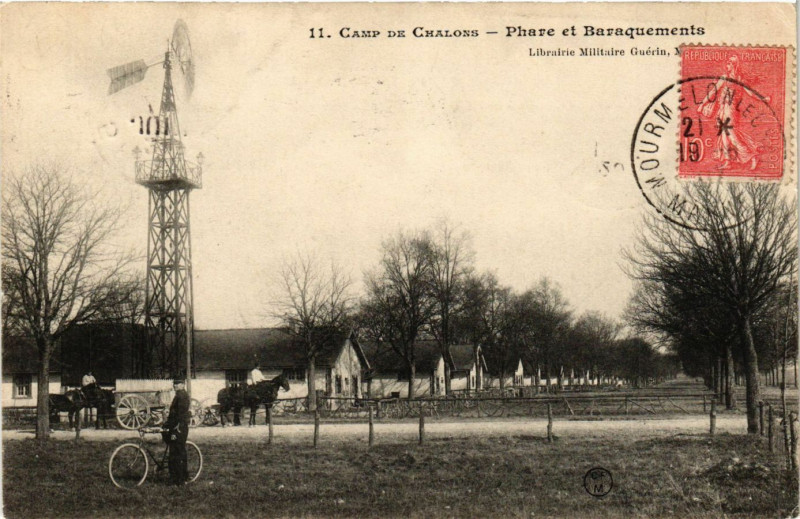 Carte postale ancienne Camp de Chalons - Phare et Baraquements