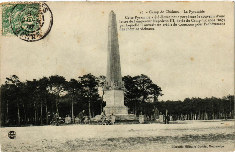 Carte postale ancienne Camp de Chalons - La Pyramide