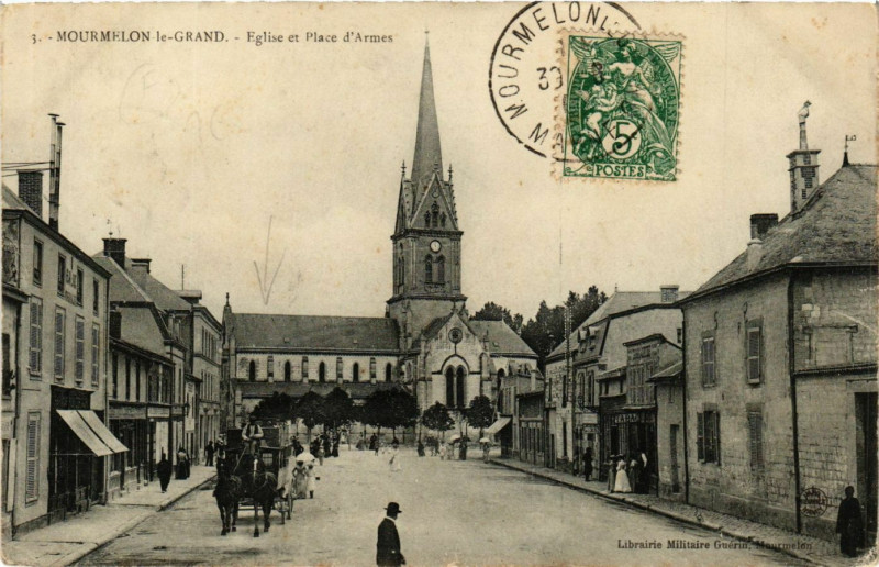 Carte postale ancienne Mourmelon-le-Grand - Eglise et Place d'Armes à Mourmelon-le-Grand