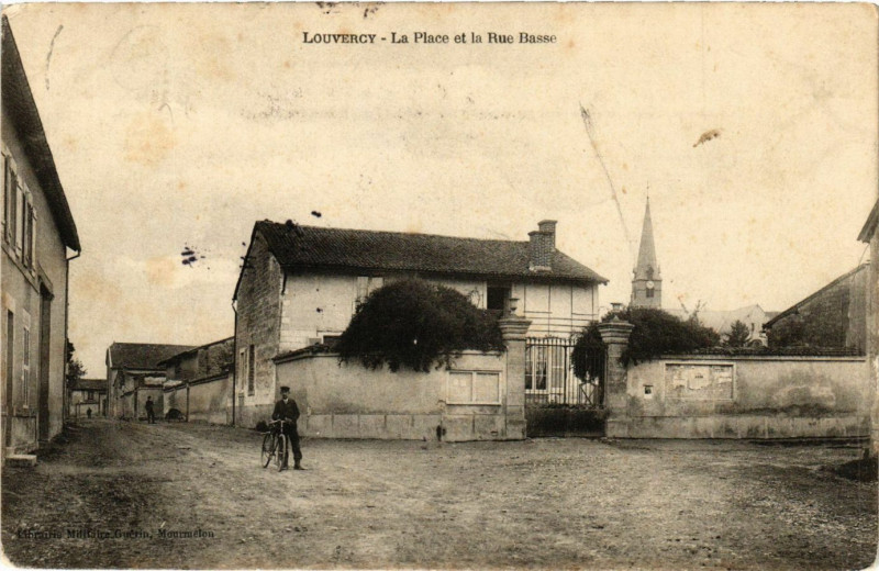 Carte postale ancienne Louvercy - La Place et la Rue Basse