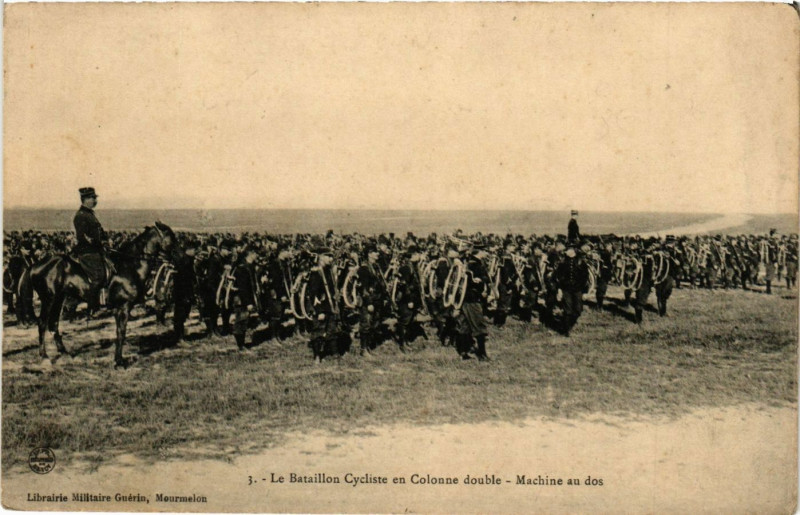 Carte postale ancienne Le Bataillon Cycliste en Colonne double - Machine au dos
