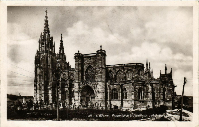 Carte postale ancienne L'Epine - Ensemble de la Basilique à L'Épine