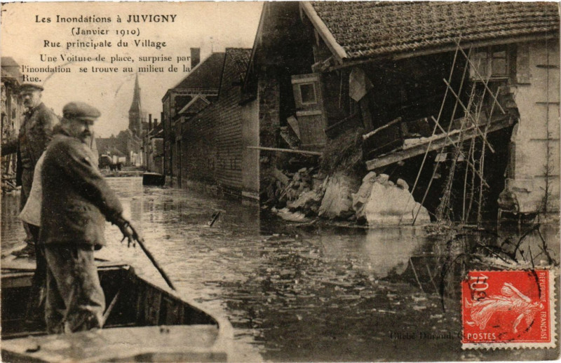 Carte postale ancienne Juvigny - Rue principale du Village à Juvigny