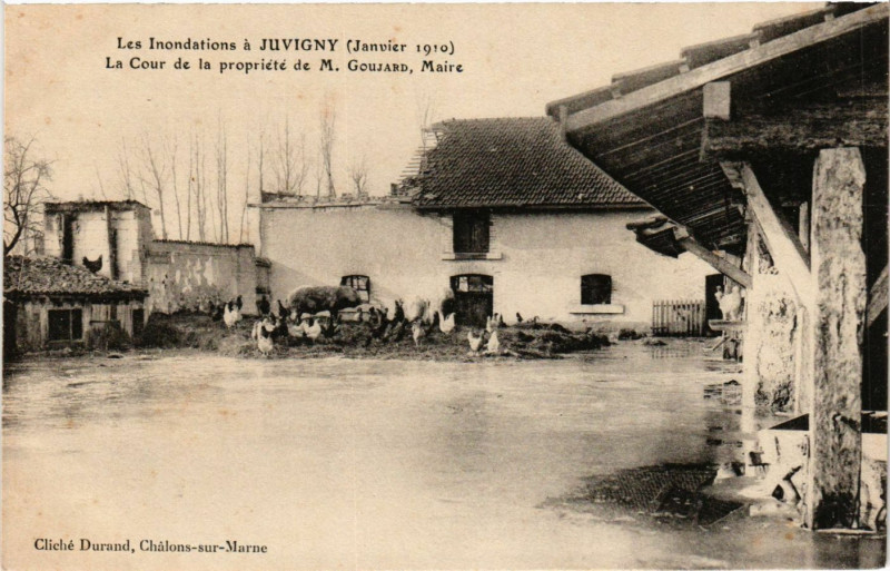Carte postale ancienne Juvigny - La Cour de la propiete à Juvigny
