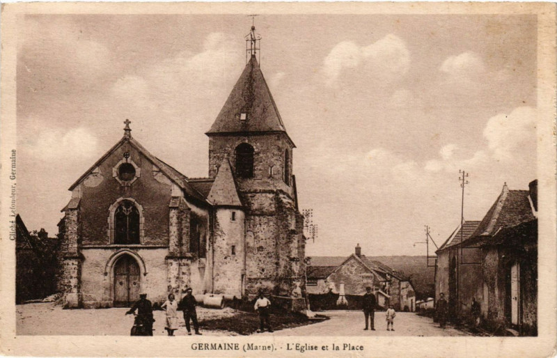 Carte postale ancienne Germaine - L'Eglise et la Place à Germaine