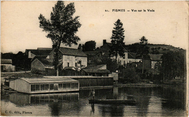 Carte postale ancienne Fismes - Vue sur la Vesle à Fismes