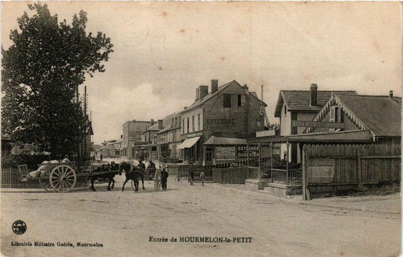 Carte postale ancienne Entrée de Mourmelon le Petit à Mourmelon-le-Petit