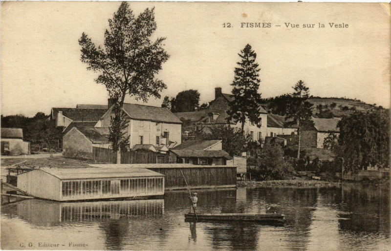 Carte postale ancienne Fismes - Vue sur la Vesle à Fismes