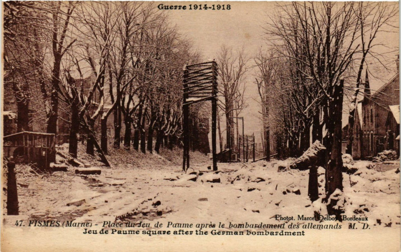 Carte postale ancienne Fismes - Place du Jeu de Paume apres le Bombardement à Fismes