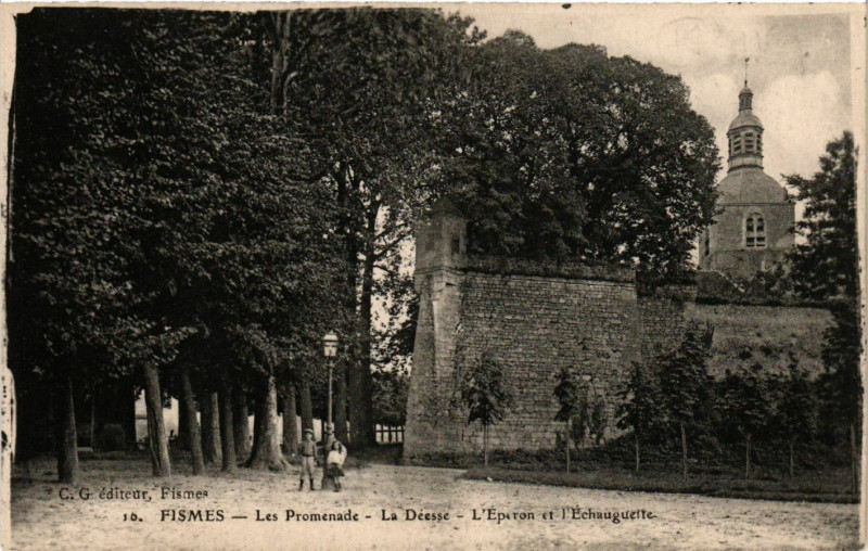 Carte postale ancienne Fismes - Le Promenade à Fismes