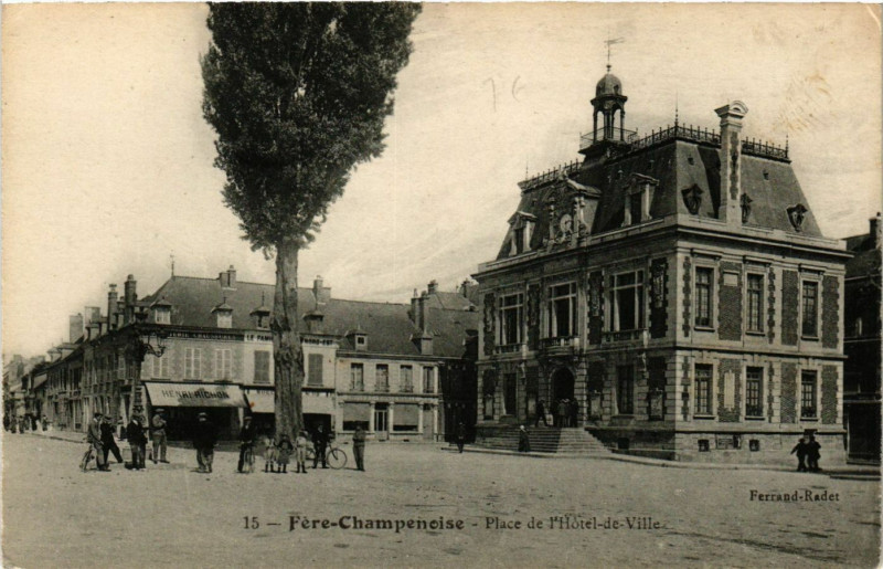 Carte postale ancienne Fere-Champenoise - Place de l'Hotel de Ville à Fère-Champenoise
