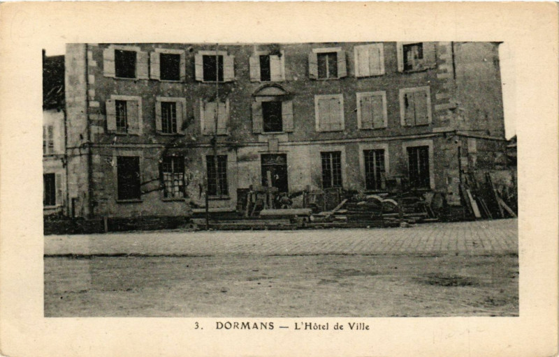 Carte postale ancienne Dormans - L'Hotel de Ville à Dormans