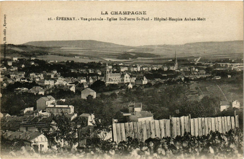 Carte postale ancienne Epernay - Vue générale - Eglise à Épernay