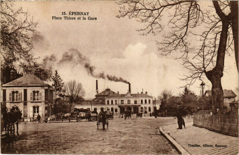 Carte postale ancienne Epernay - Place Thiers et la Gare à Épernay