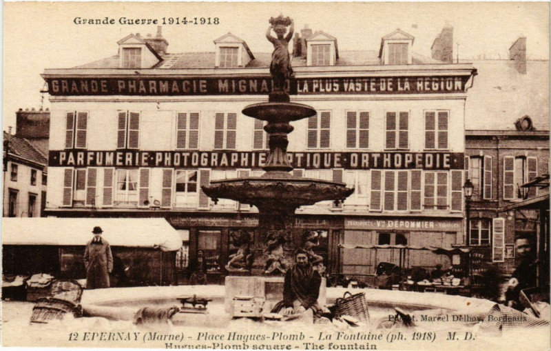 Carte postale ancienne Epernay - Place Hugues-Plomb à Épernay