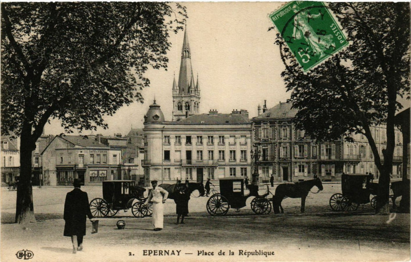 Carte postale ancienne Epernay - Place de la Republique à Épernay