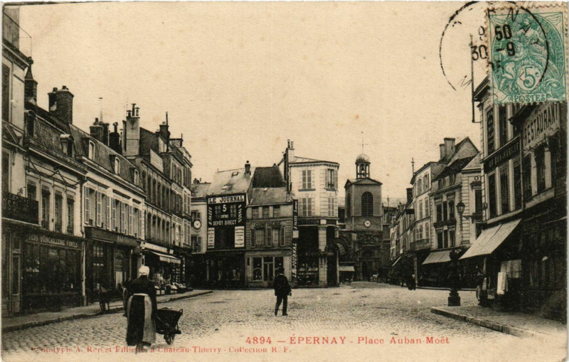 Carte postale ancienne Epernay - Place Auban Moet à Épernay