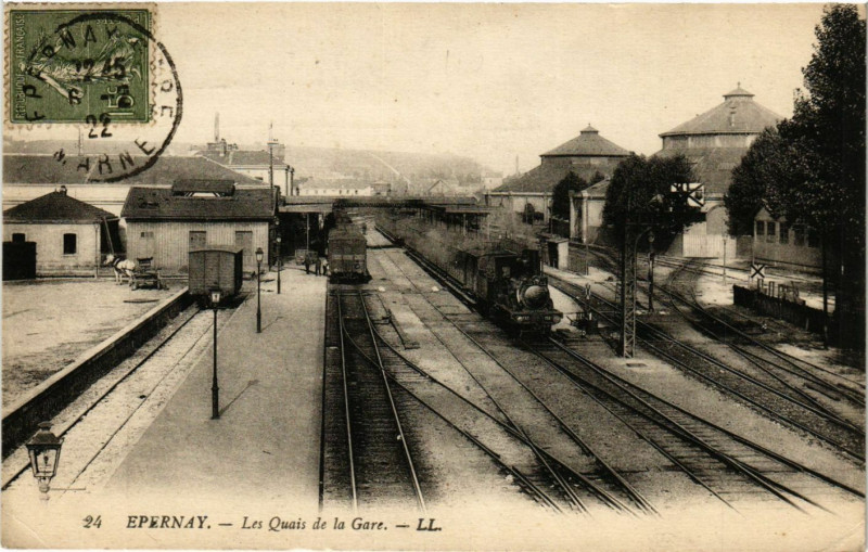 Carte postale ancienne Epernay - Les Quais de la Gare à Épernay