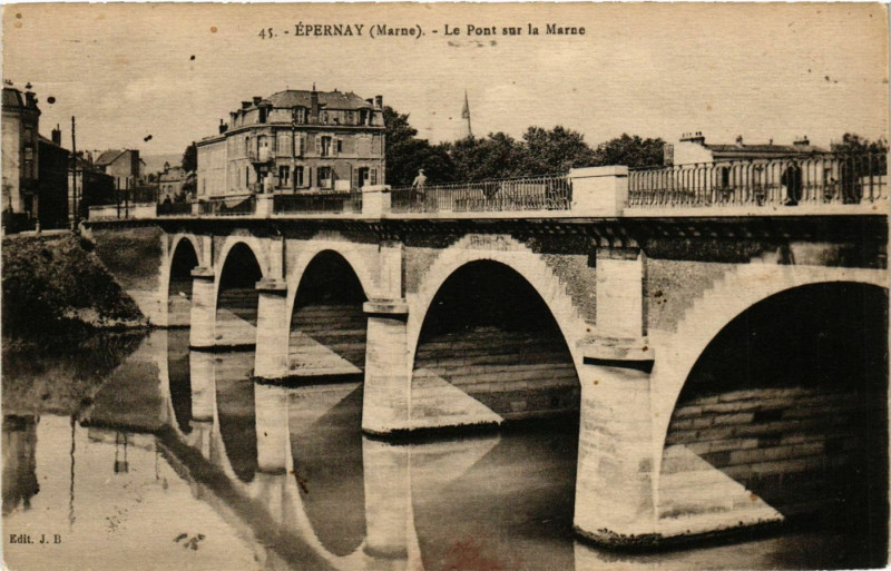 Carte postale ancienne Epernay - Le Pont sur la Marne à Épernay
