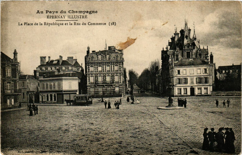 Carte postale ancienne Epernay - La Place de la Republique à Épernay