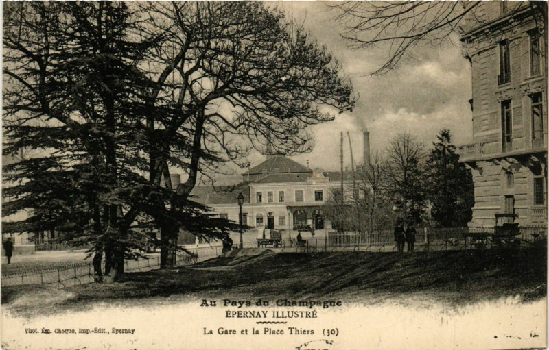 Carte postale ancienne Epernay - La Gare et la Place Thiers à Épernay