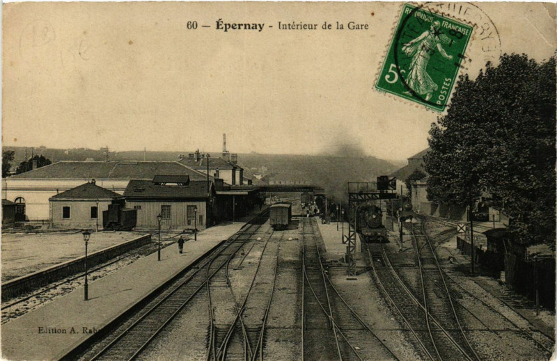 Carte postale ancienne Epernay - Interieur de la Gare à Épernay