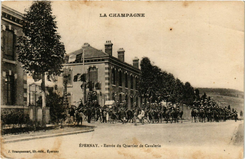 Carte postale ancienne Epernay - Entrée du Quartier de Cavalerie à Épernay